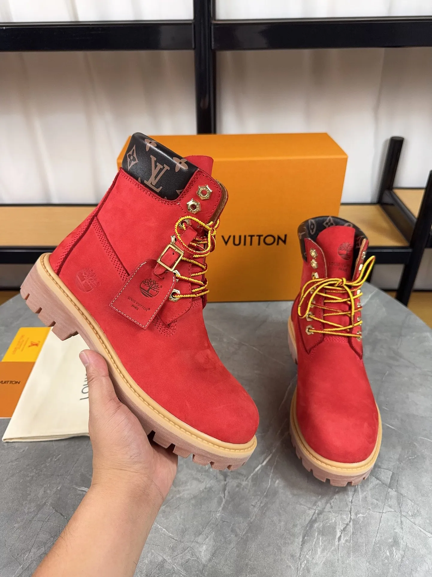 Couple model 💰700 ❤️Top version: Couple model LV x Timberland Timberland joint model Presbyopia Embossed Rhubarb boots Ankle boots Short boots LV x Timberland ankle boots are made of Monogram embossed waterproof nubuck cow leather, relying on the brand's exquisite craftsmanship to carefully reshape the classic Timberland 6-inch boot shape in Italy, and make an eye-catching appearance in 2024 created by Pharrell Williams with American workwear style Autumn and winter menswear show. Monogram embossed tongue, original Timberland laces and outsole are exquisite details, and the leather label expresses the cooperation logo. Exquisite packaging at the delivery counter🛍📦 ▪️Material: Original customized imported first-layer cowhide ▪️Inner lining: Original customized leather lining/mesh lining ▪️Outsole: Original molded anti-slip rubber material ▪️Sole thickness: 3.5CM ▪️Size: Women's 35-40 Men's 39-46